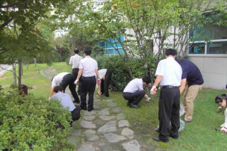 내 직장은 내손으로 ----- 청사 주변 잡초 제거